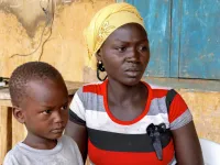 Nigeria: Mutter und Sohn in einem Lager f&uuml;r Binnenfl&uuml;chtlinge in Bukuru. Foto: Mission 21. (Foto: Albrecht Ebertsh&auml;user)